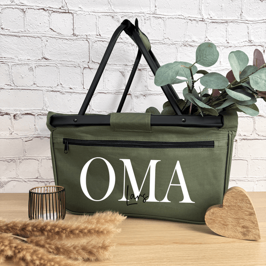 Grüner Einkaufskorb mit der Aufschrift 'Oma Lars' in Weiß, ideales personalisiertes Geschenk für Oma.
