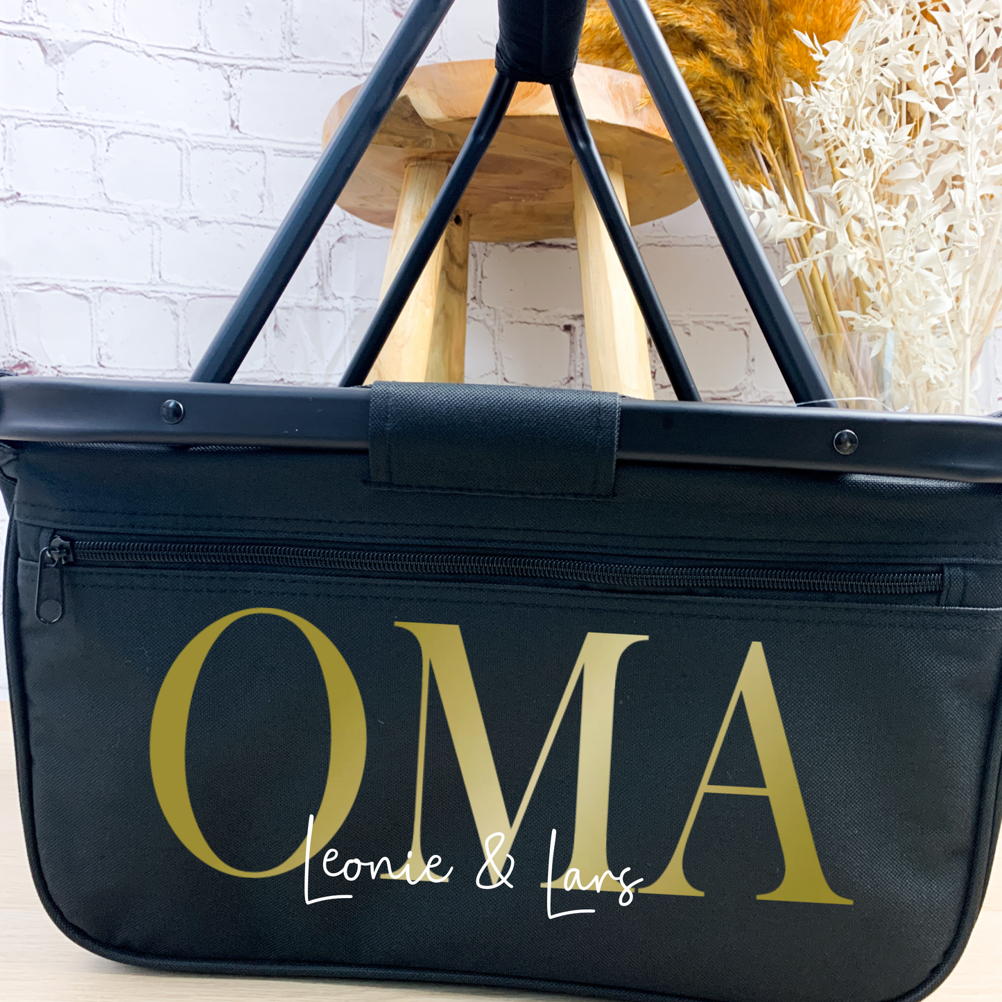 Schwarzer Einkaufskorb mit goldenem Schriftzug 'Oma Leonie & Lars', hochwertiges personalisiertes Geschenk.