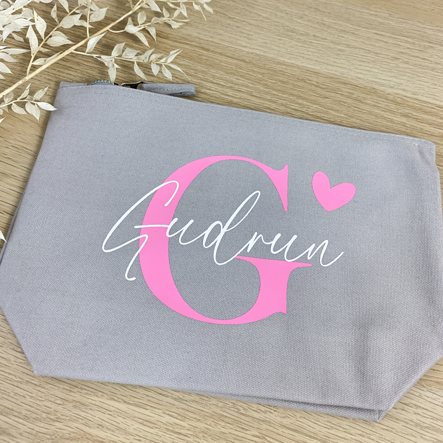 Kosmetiktasche mit dem Namen "Gudrun" in rosa mit Initiale und Herz.