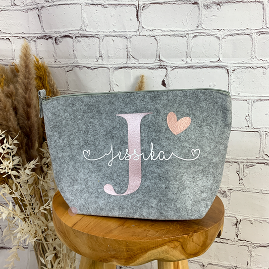 Personalisierte Kosmetiktasche aus Filz in Hellgrau mit roségoldener Initiale J und Name Jessika – personalisiertes Geschenk mit Herz.