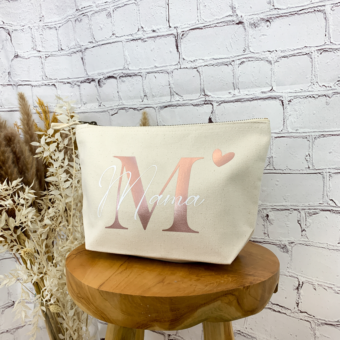 Kosmetiktasche aus Baumwolle in Natur mit Name "Mama" und roségoldenem Herz.
