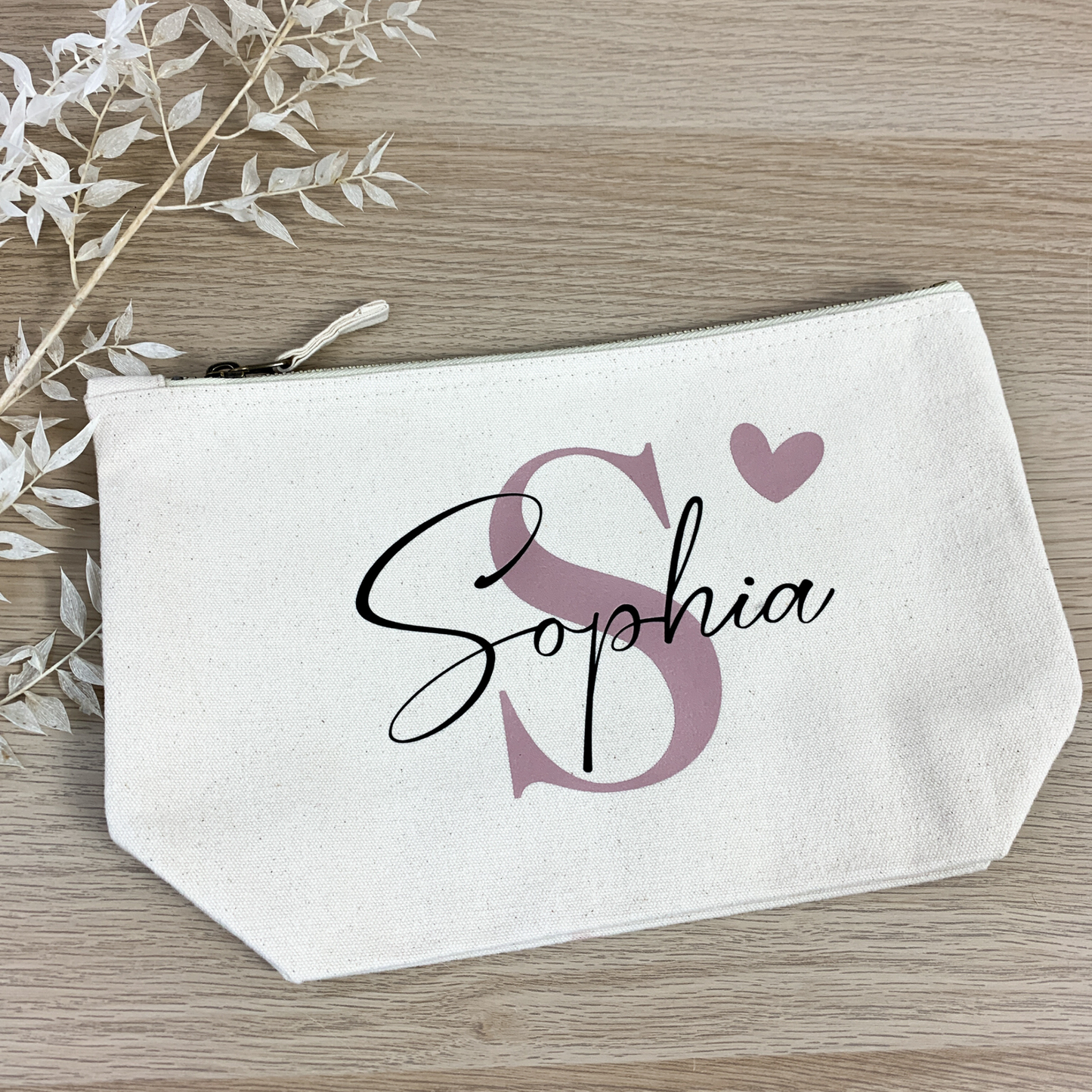 Kosmetiktasche in Natur mit Name "Sophia", Initiale und Herz in Rosa.