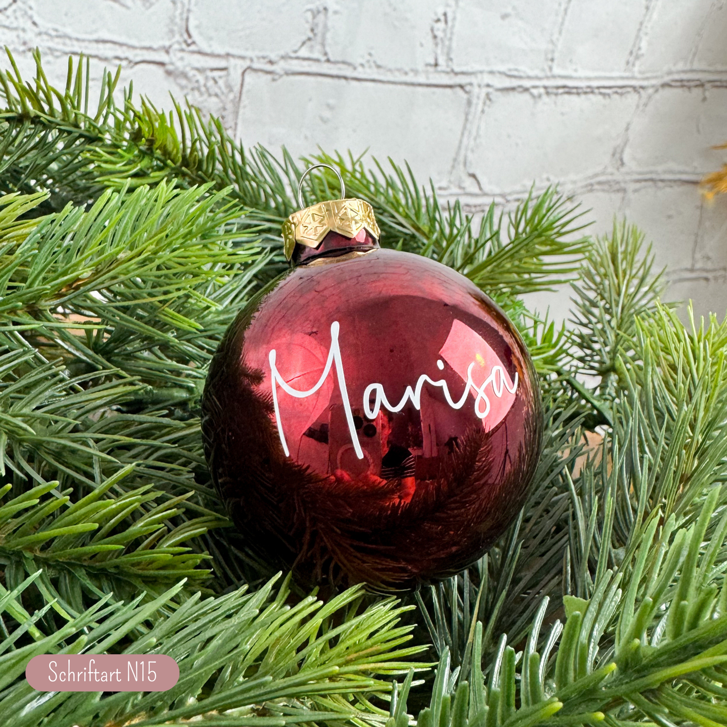 Weihnachtskugeln aus Echtglas in rot mit Name "Marisa" - perfekt als Baumschmuck.
