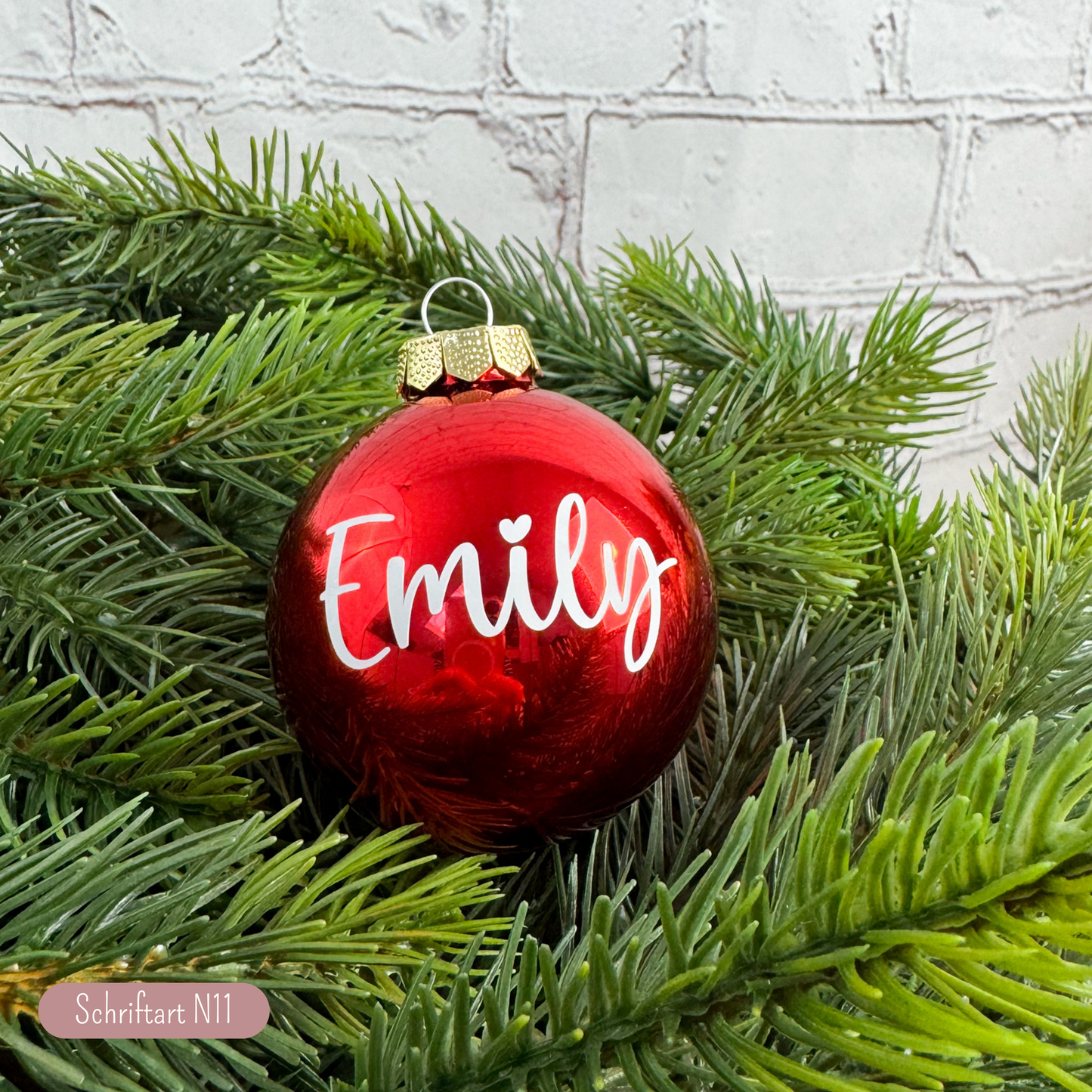 Rote glänzende Weihnachtskugel mit Namen „Emily“ – individuelle Weihnachtsdeko für Kinder und Familie.