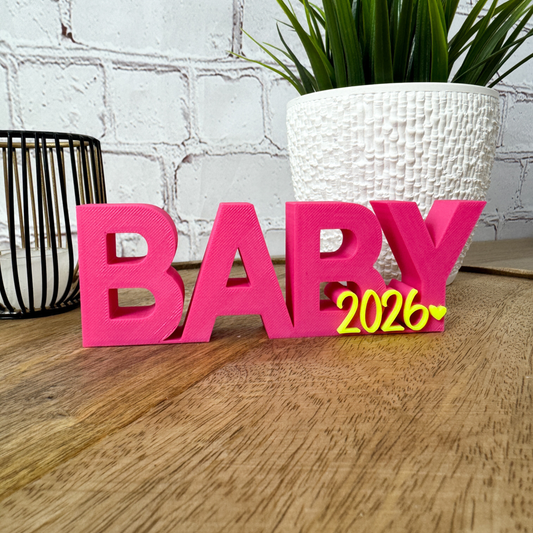 3D Schriftzug Baby 2026 in magenta und neongelb aus PLA – moderne Deko zur Schwangerschaftsverkündung