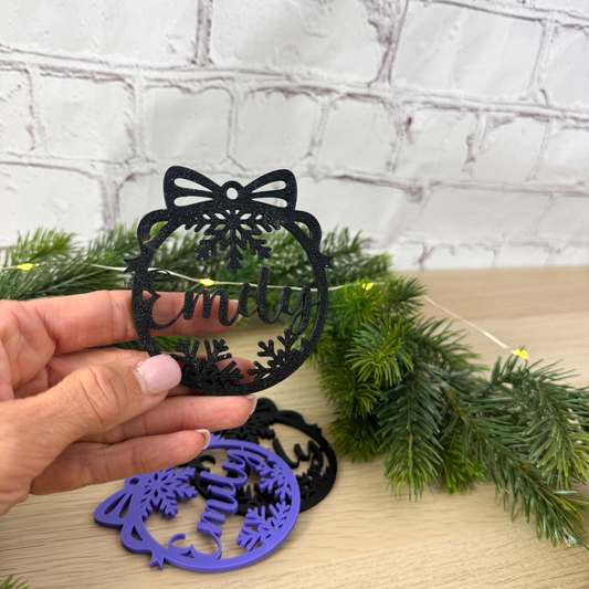 Schwarzer 3D-Weihnachtsbaum Anhänger mit Name Emily – Weihnachtsdeko mit Schneeflocke und Schleife