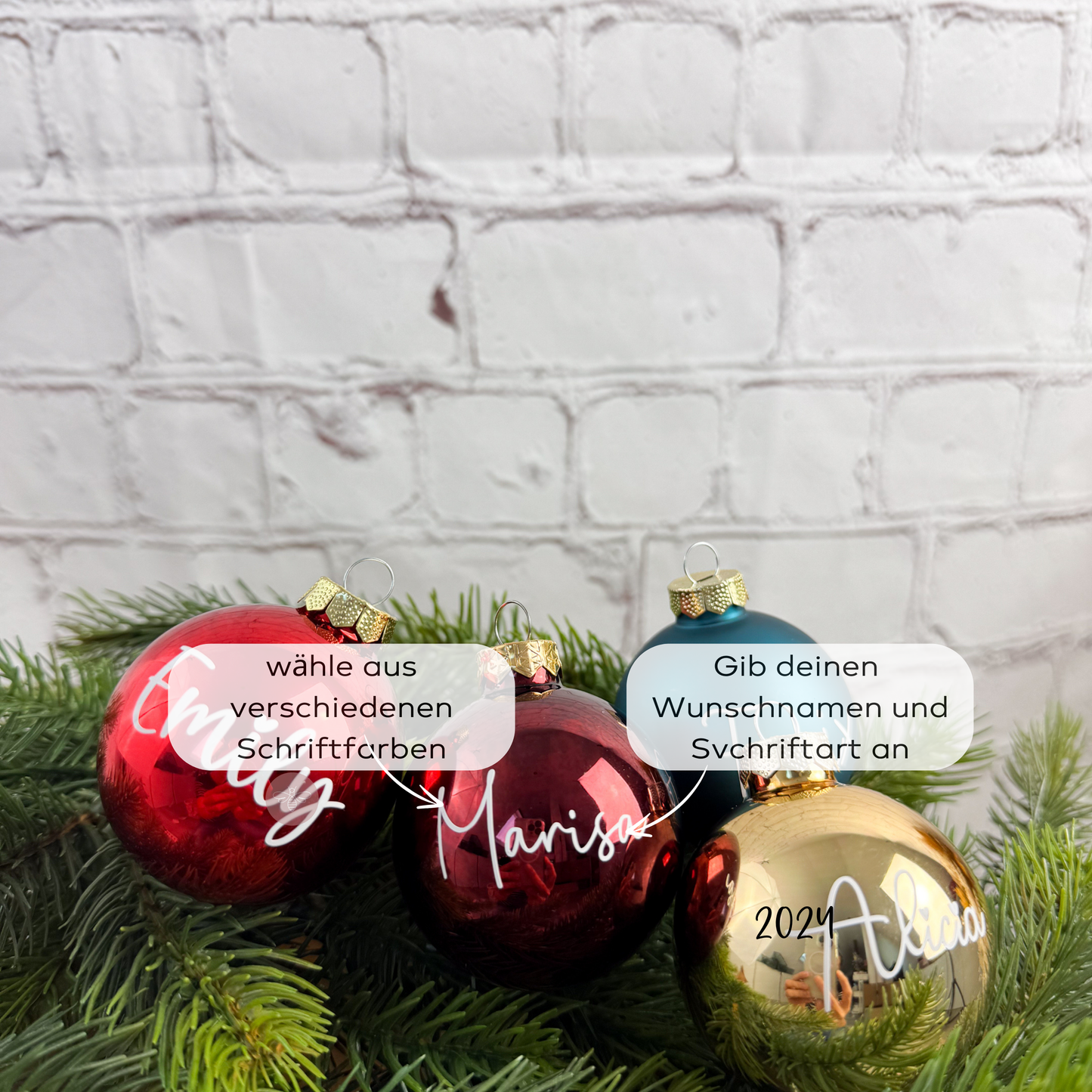 Individuell beschriftbare Weihnachtskugeln mit Namensaufkleber – wähle Farbe und Schriftart für deine persönliche Deko.