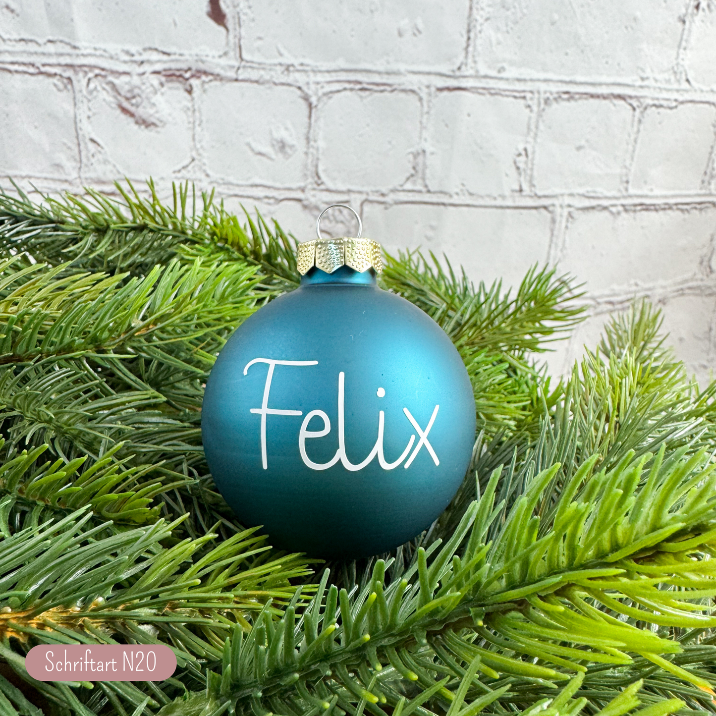 Mattblaue Weihnachtskugel mit weißem Namen „Felix“ – personalisiertes Familiengeschenk mit moderner Schrift.