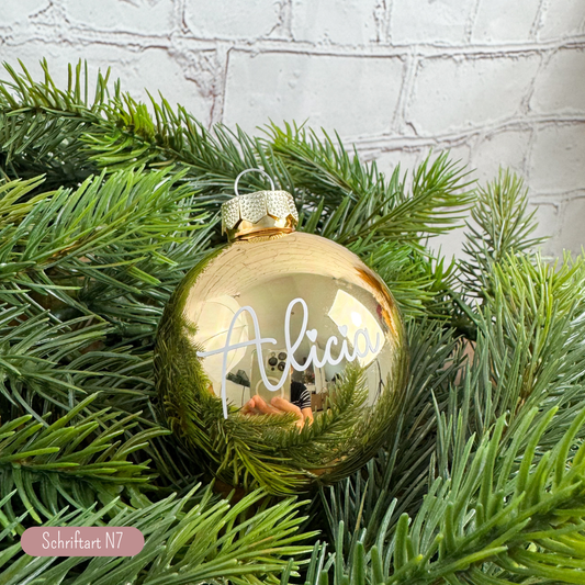 Goldene glänzende Weihnachtskugel mit Name „Alicia“ – elegantes Weihnachtsgeschenk mit personalisierter Beschriftung.