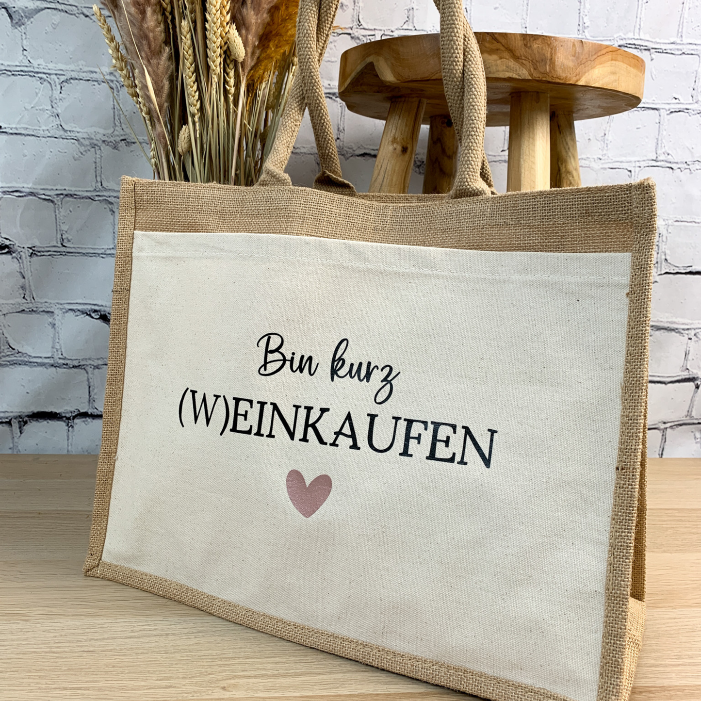 Hochwertige Jutetasche mit humorvollem Statement für Weinliebhaberinnen – wiederverwendbar und nachhaltig.