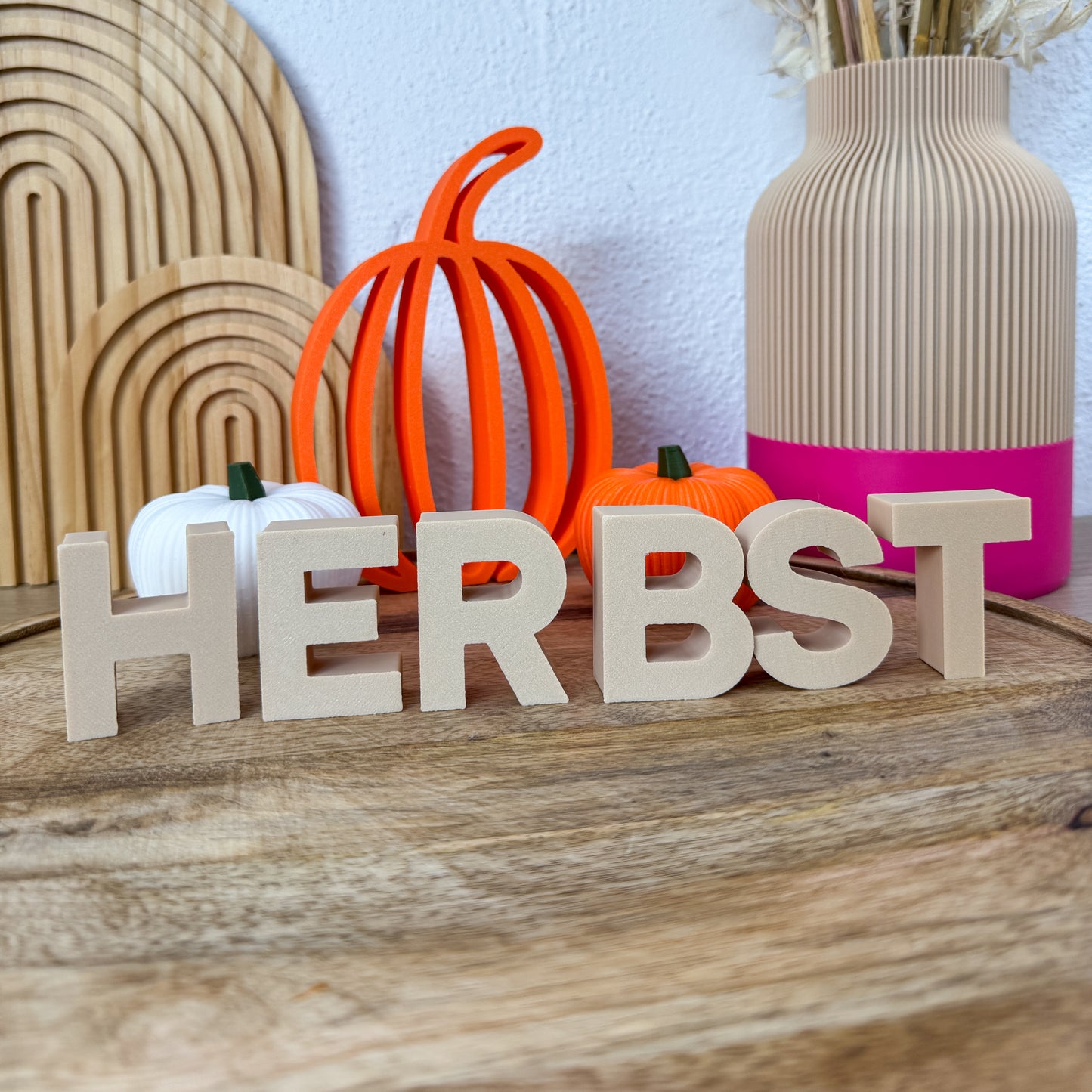 Deko Buchstaben HERBST in Beige mit weißem und orangefarbenem Skandi-Kürbis als Herbstdekoration