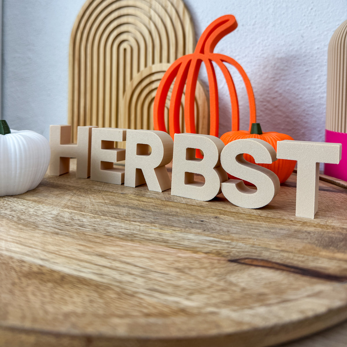 3D Buchstaben HERBST von der Seite, zeigt die 3D-Form der einzeln stehenden Buchstaben