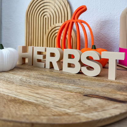 3D Buchstaben HERBST von der Seite, zeigt die 3D-Form der einzeln stehenden Buchstaben