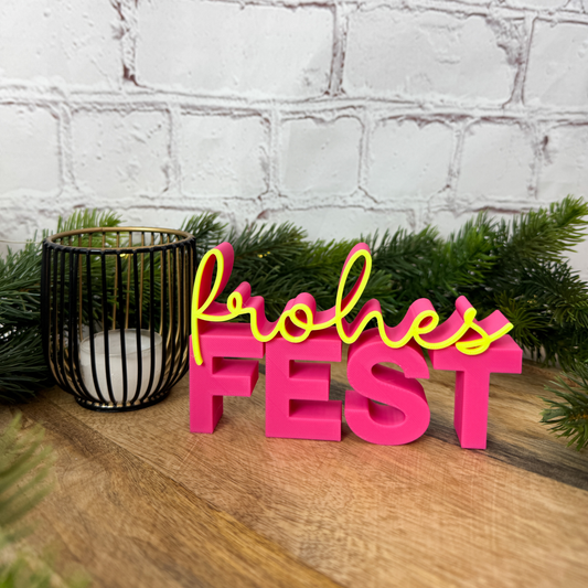 Weihnachtlicher 3D Dekoschriftzug 'frohes Fest' aus PLA mit Teelicht und Tannenzweigen im Hintergrund
