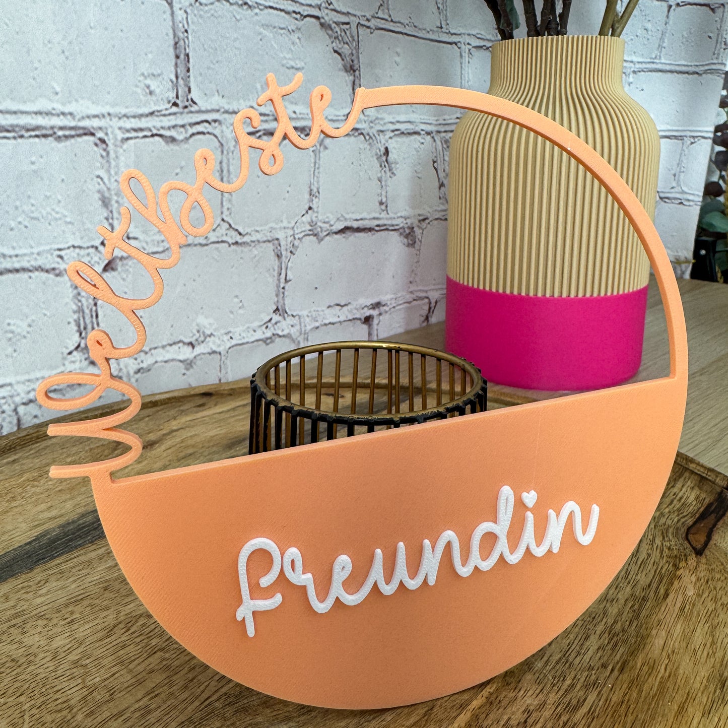 3D Kranz weltbeste Freundin apricot – Seitenansicht zeigt den geschwungenen Schriftzugbogen aus PLA