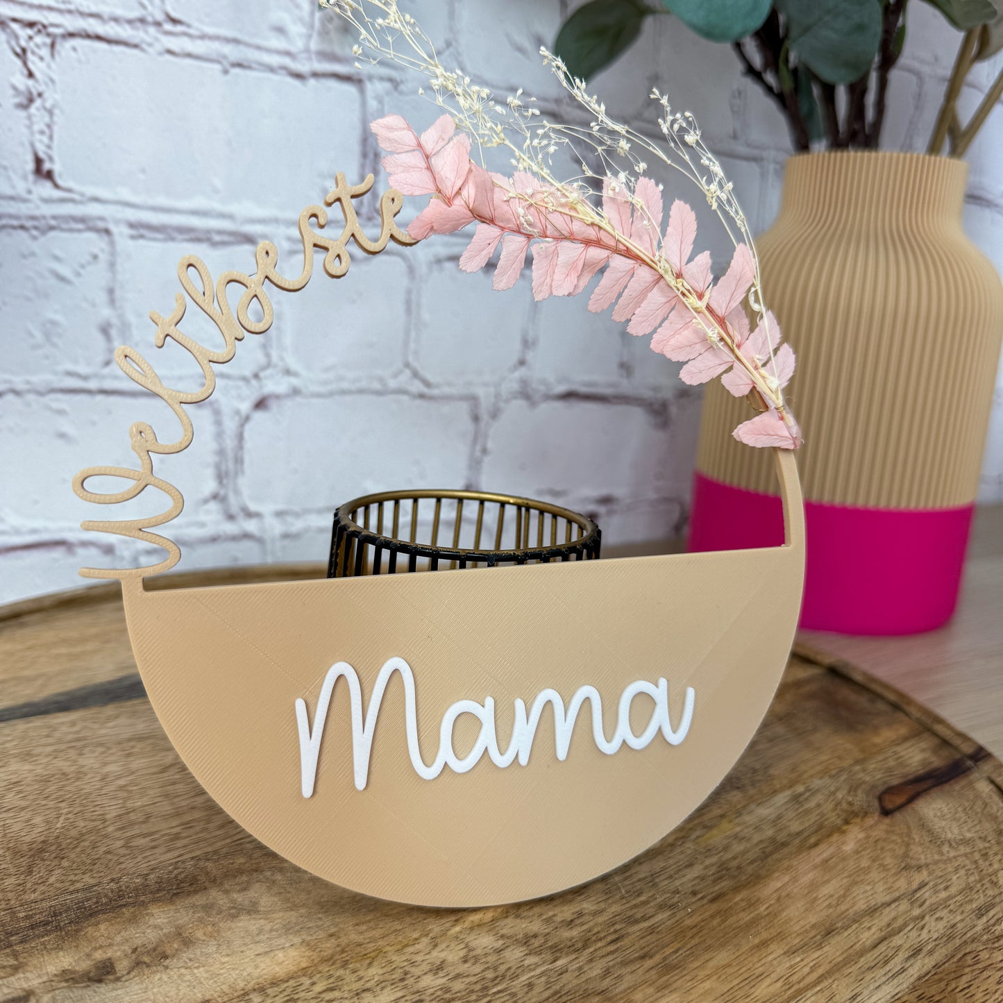 3D Kranz weltbeste Mama in Beige – Schrägansicht mit rosa Trockenblumen aus nachhaltigem PLA