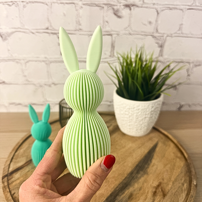 Geriffelter Osterhase aus PLA in Mint, dekorativ in der Hand präsentiert vor hellem Hintergrund