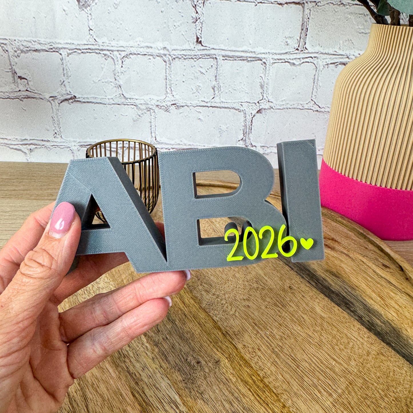 3D Schriftzug Abi 2026 in Grau mit neongelbem Detail als Geschenk zum Abi 2026 – dekoratives Abi Geschenk aus PLA