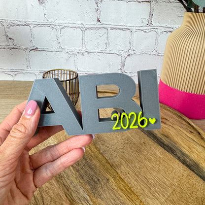 3D Schriftzug Abi 2026 in Grau mit neongelbem Detail als Geschenk zum Abi 2026 – dekoratives Abi Geschenk aus PLA
