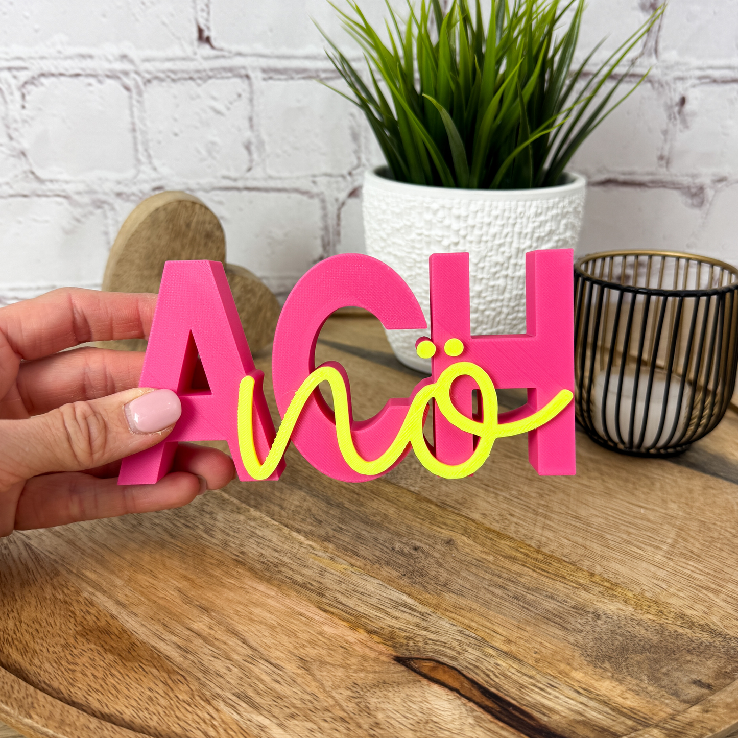 Humorvoller PLA-Schriftzug „Ach nö“ in 3D-Optik – von Hand gehalten