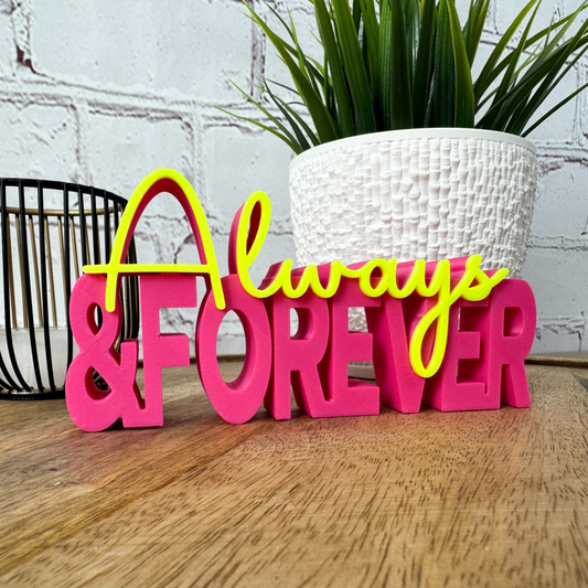 3D Schriftzug Always and Forever aus PLA in Pink und Gelb als modernes Hochzeitsgeschenk auf Holzuntergrund