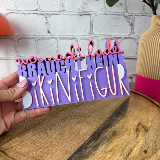 3D Schriftzug Bikinifigur 18 cm lila-magenta-weiß PLA – lustiges Einzugsgeschenk für Freund:innen mit Humor