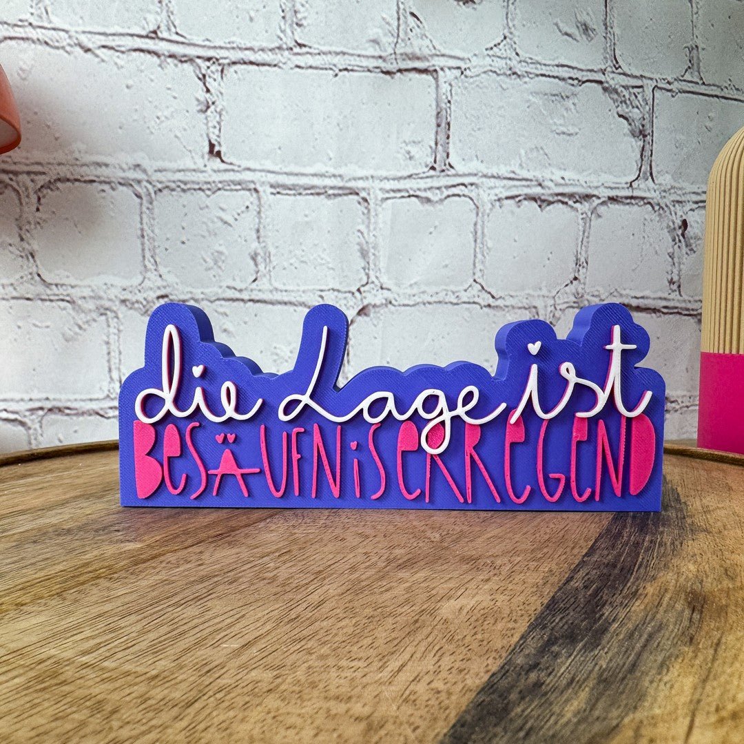 3D Schriftzug „Die Lage ist besäufniserregend" violett-magenta-weiß PLA – Statement-Deko für die Hausbar