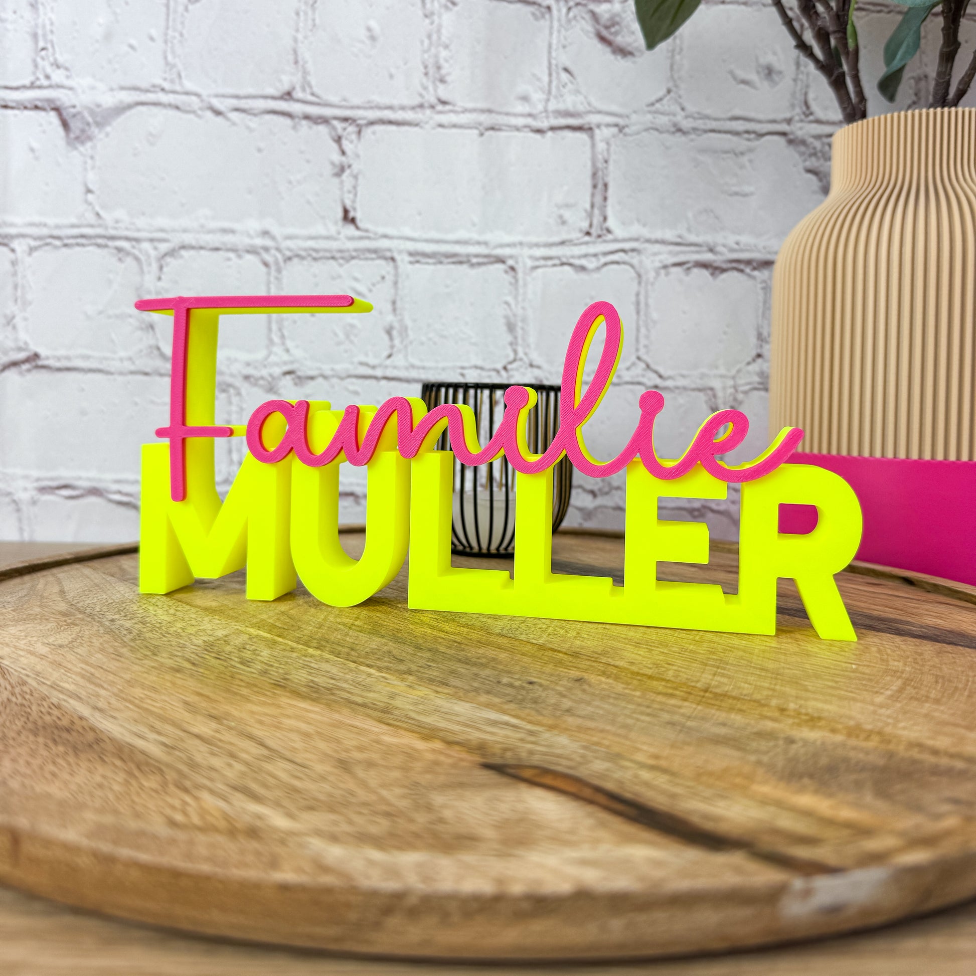 3D Schriftzug Familie + Name Nahaufnahme, Neongelb + Magenta – personalisiertes Einzugsgeschenk