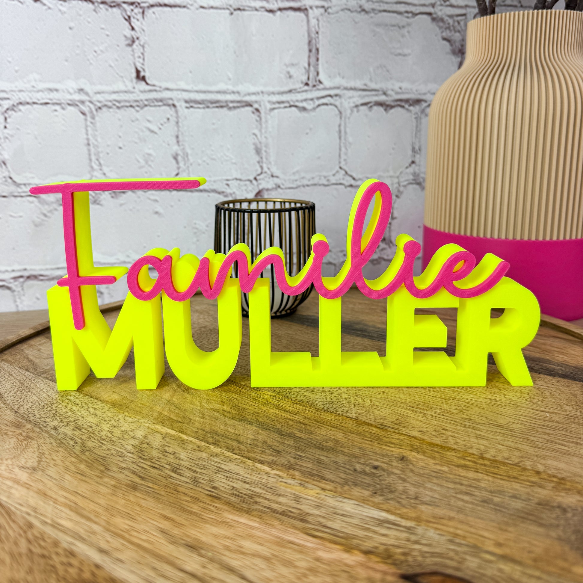 3D Schriftzug Familie + Name personalisiert, Neongelb + Magenta – Einzugsgeschenk aus PLA
