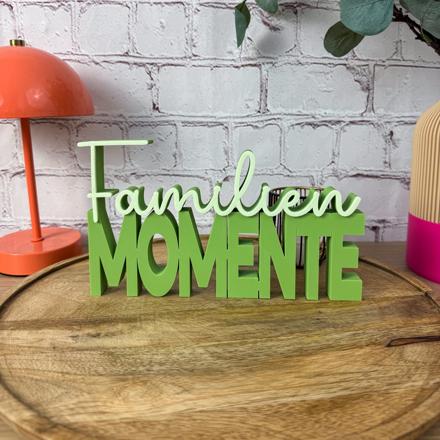 3D Schriftzug Familien Momente als Wanddeko im Wohnzimmer – modernes Familiengeschenk aus PLA