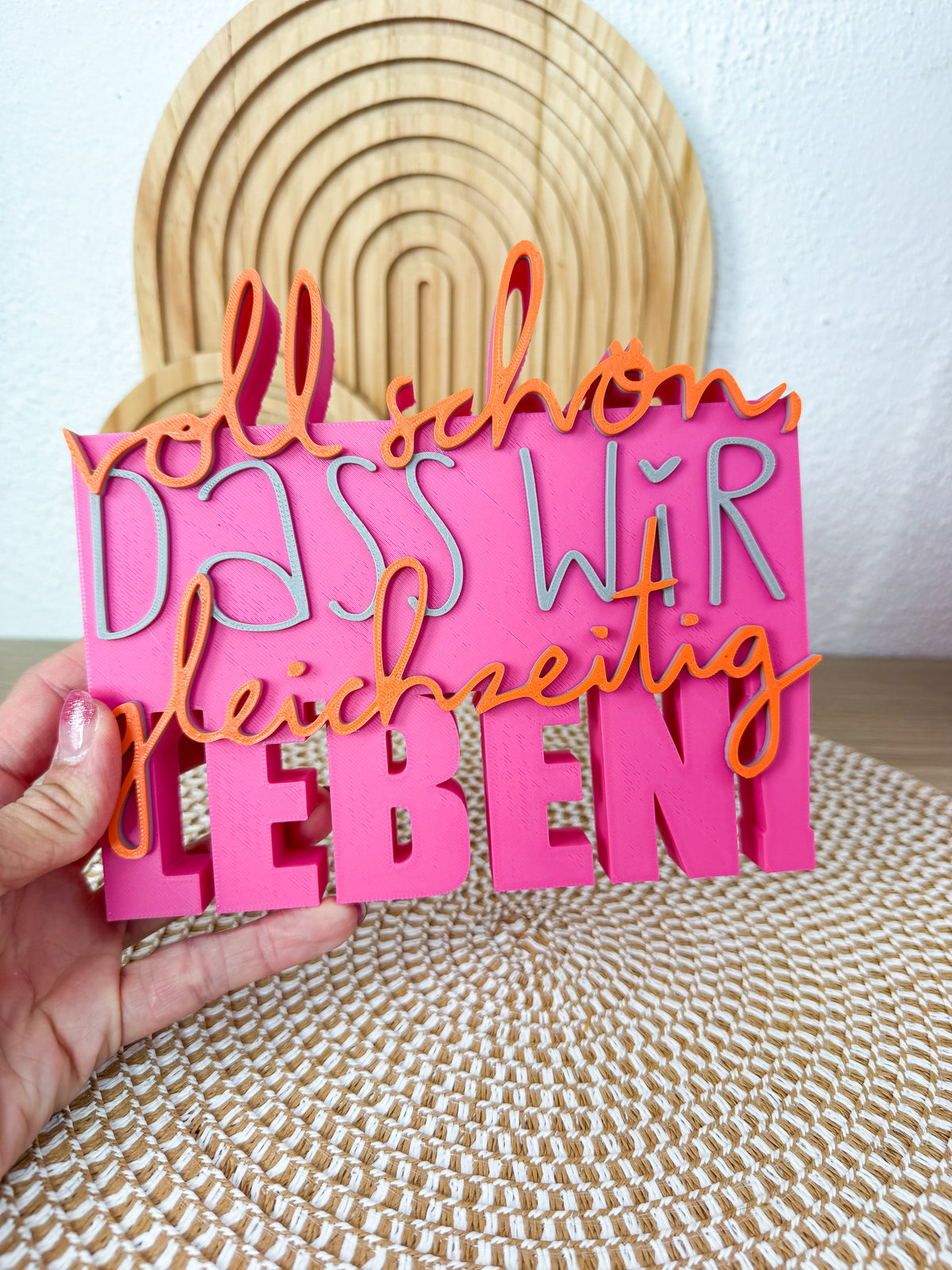 3D Schriftzug Gleichzeitig Leben Pink-Orange – B-Ware