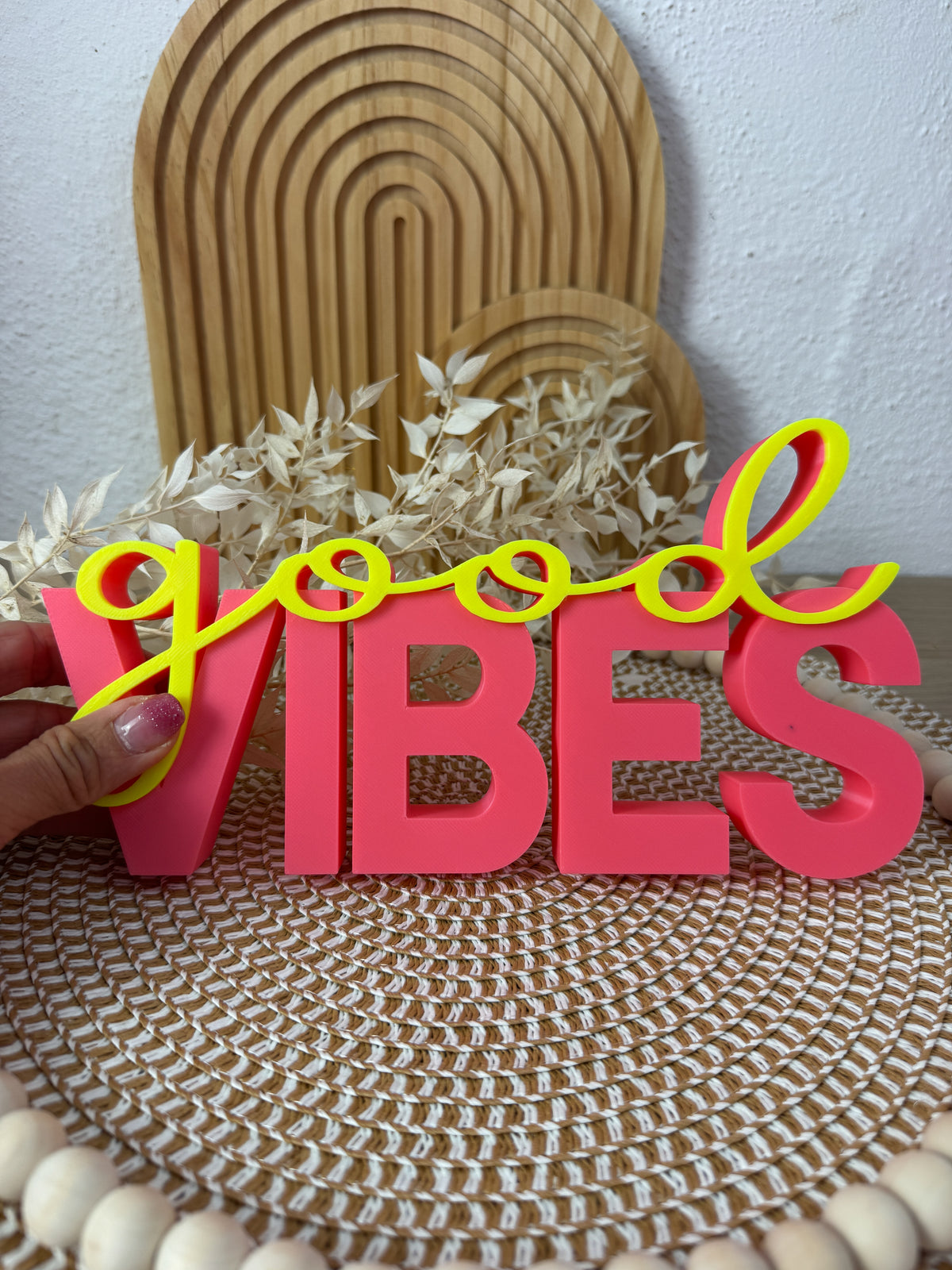 3D Schriftzug Good Vibes Rosa-Neongelb – B-Ware