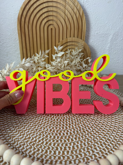 3D Schriftzug Good Vibes Rosa-Neongelb – B-Ware