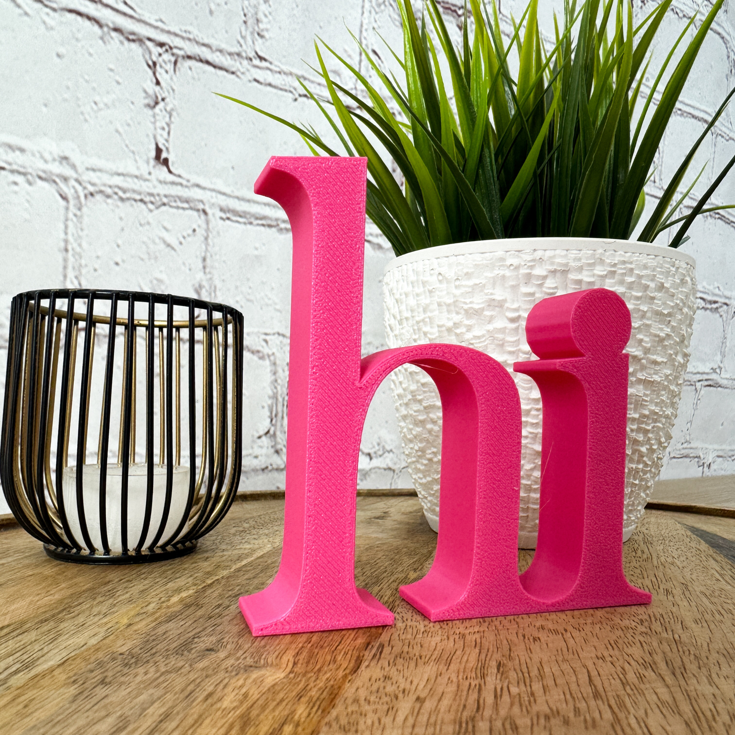 Seitliche Ansicht vom 3D Schriftzug hi aus PLA, dekorativer Deko Schriftzug für Zuhause