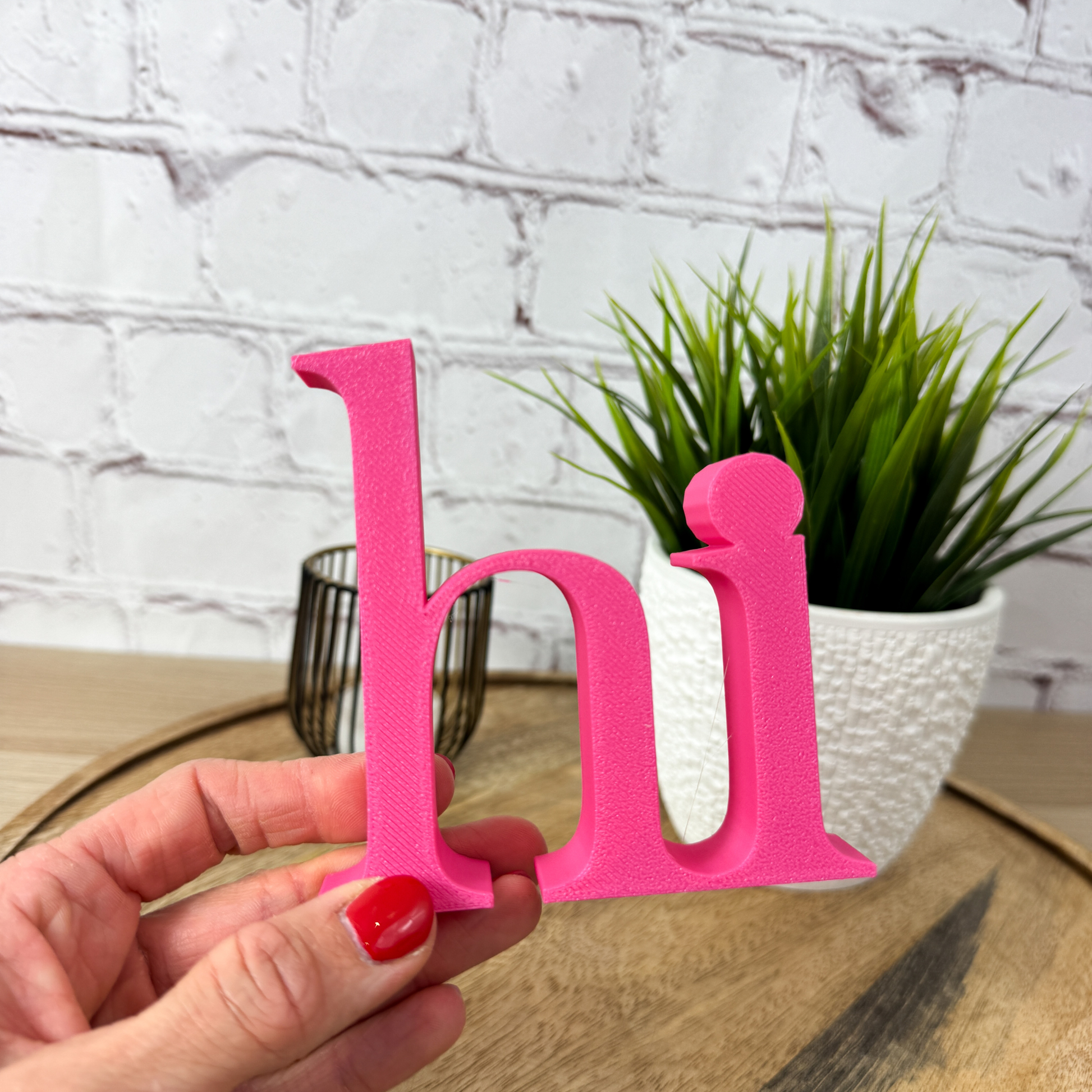 3D Schriftzug hi aus PLA in Pink, als Deko Schriftzug in der Hand gehalten, Geschenkidee zum Geburtstag