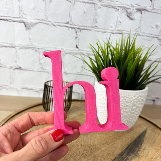 3D Schriftzug hi aus PLA in Pink, als Deko Schriftzug in der Hand gehalten, Geschenkidee zum Geburtstag