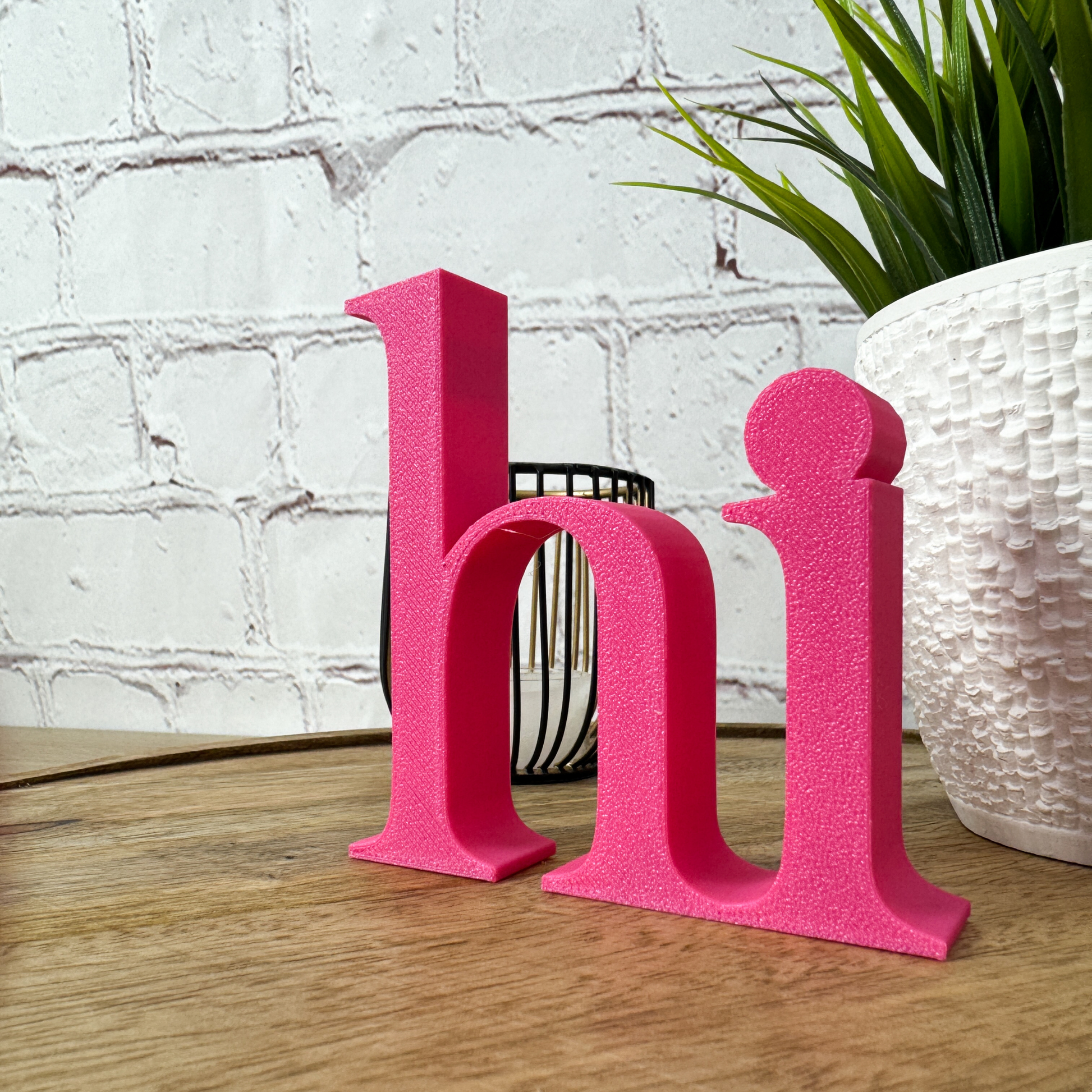 3D Schriftzug hi in Pink aus PLA, freistehender Deko Schriftzug auf Holzoberfläche