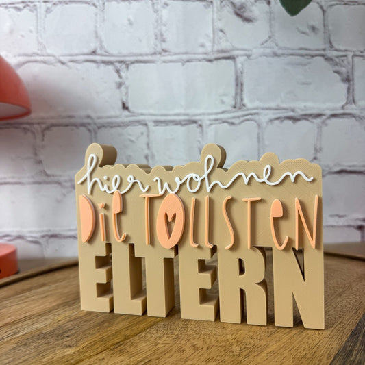 Frontansicht freistehend auf rundem Holztablett, weiße Backsteinwand, orange Lampe links