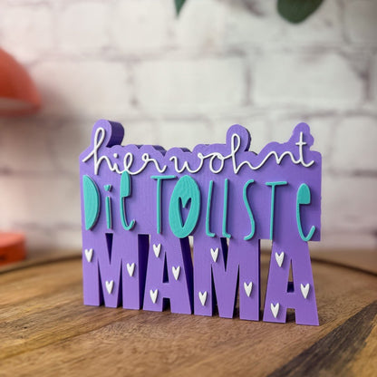 Frontansicht freistehend auf Holztablett, weiße Backsteinwand, beige Vase + Pflanze rechts – Violett + Teal + Weiß