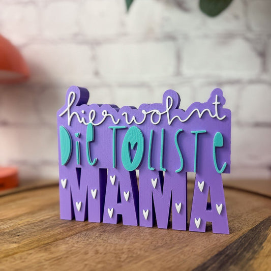 Frontansicht freistehend auf Holztablett, weiße Backsteinwand, beige Vase + Pflanze rechts – Violett + Teal + Weiß