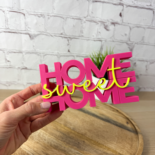 3D Schriftzug „home sweet home“ in der Hand gehalten, farbenfrohe Tischdeko aus PLA für neue Wohnung