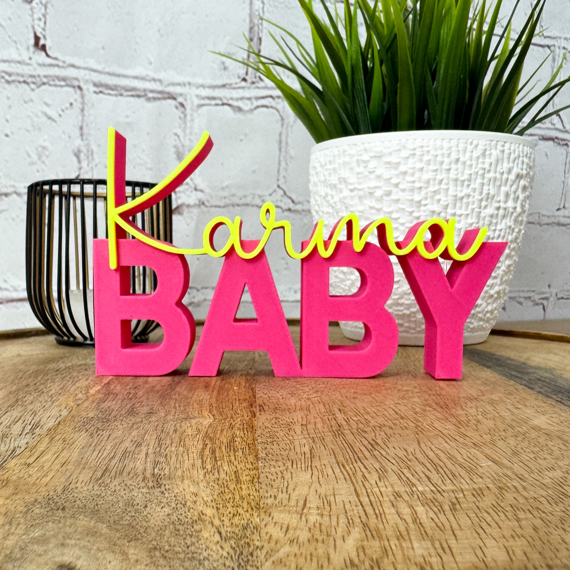3D Schriftzug „Karma Baby“ aus PLA frontal aufgenommen, dekorativer Spruch als moderne Deko