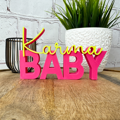 3D Schriftzug „Karma Baby“ aus PLA frontal aufgenommen, dekorativer Spruch als moderne Deko