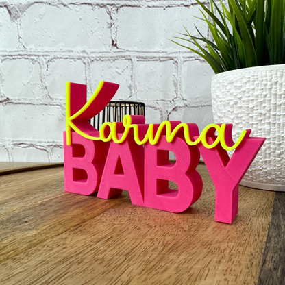 Seitliche Ansicht vom 3D Schriftzug „Karma Baby“ aus PLA, auffällige Tischdeko in Pink