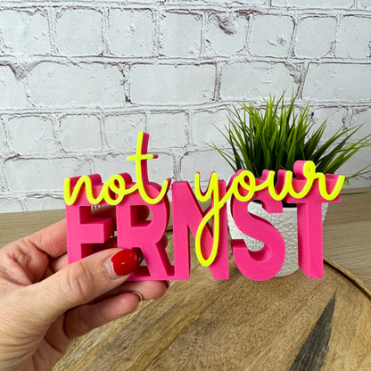 Lustiger 3D Schriftzug „not your ernst“ als moderne Deko in magenta und neongelb