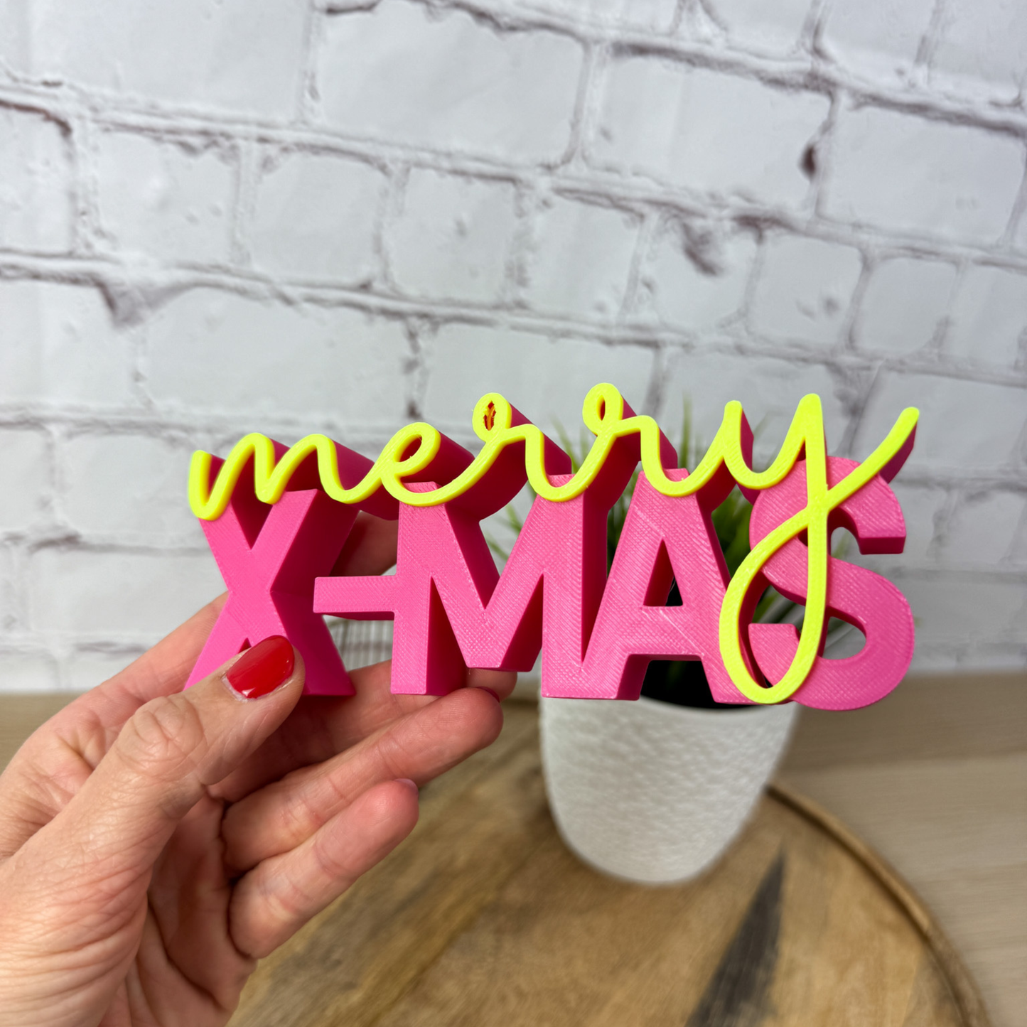 Handgehaltener 3D Schriftzug merry X-Mas aus PLA als Weihnachtsgeschenk