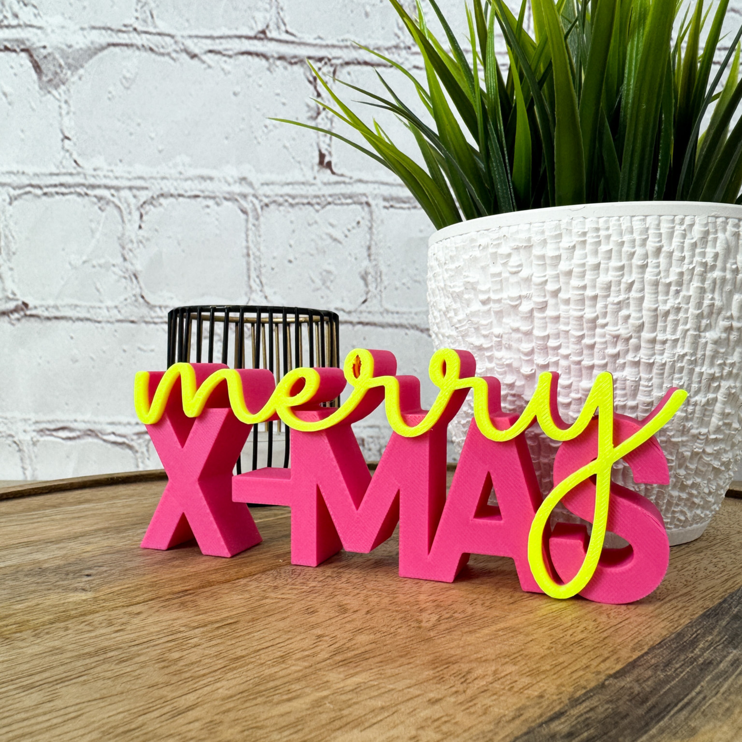 3D Schriftzug merry X-Mas aus PLA als Weihnachtsdeko auf Holztisch