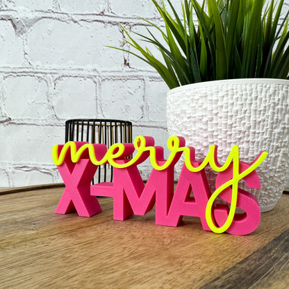 3D Schriftzug merry X-Mas aus PLA als Weihnachtsdeko auf Holztisch