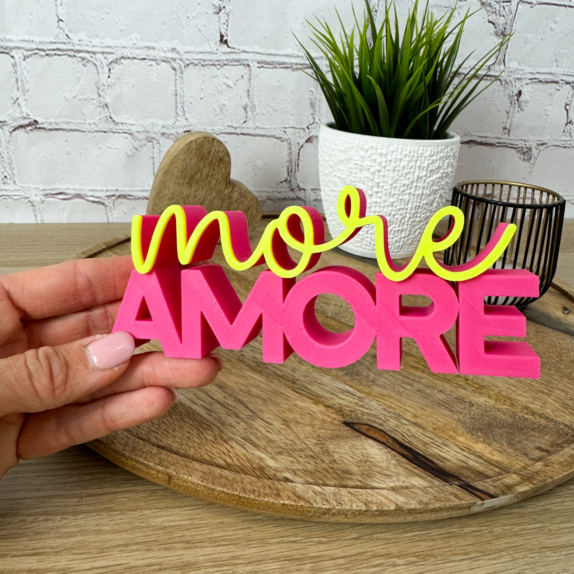 3D Schriftzug more Amore aus PLA auf Regal als liebevolle Deko zum Valentinstag