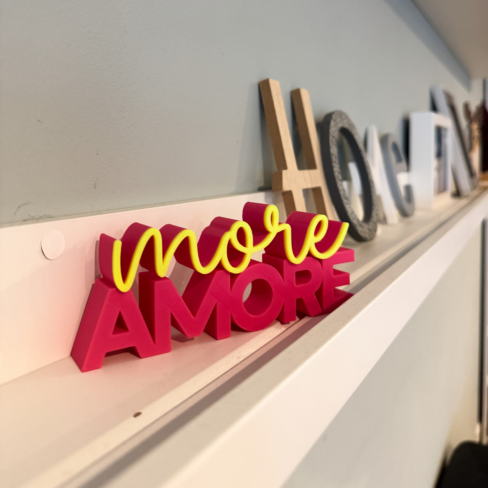 More Amore 3D Schriftzug als romantische Deko auf Wandregal im Wohnbereich